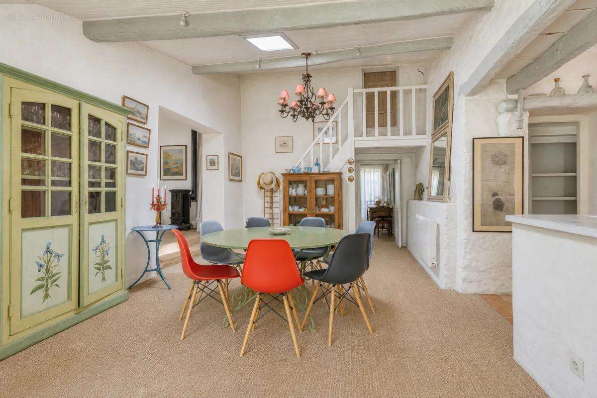 Maison de 8 pièces de 270 m² à Sainte-Gemme - photo 6