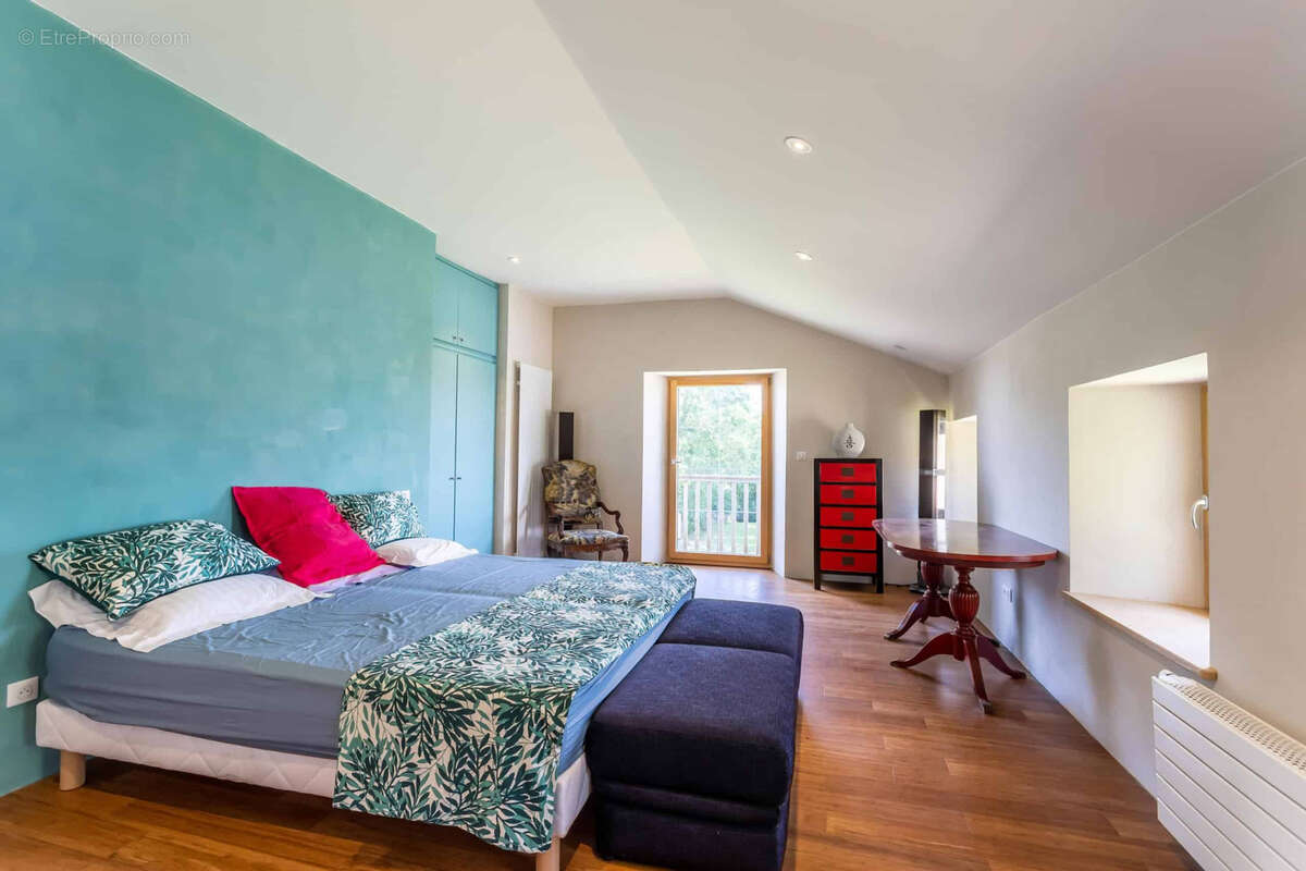 Stone property with renovation project - photo 17