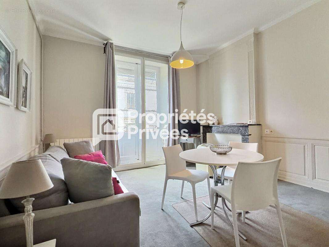 Superbe immeuble rénové d'env. 430m²  avec 7 appartements T2 meublés + 2 locaux commerciaux et caves en plein centre historique  - photo 10