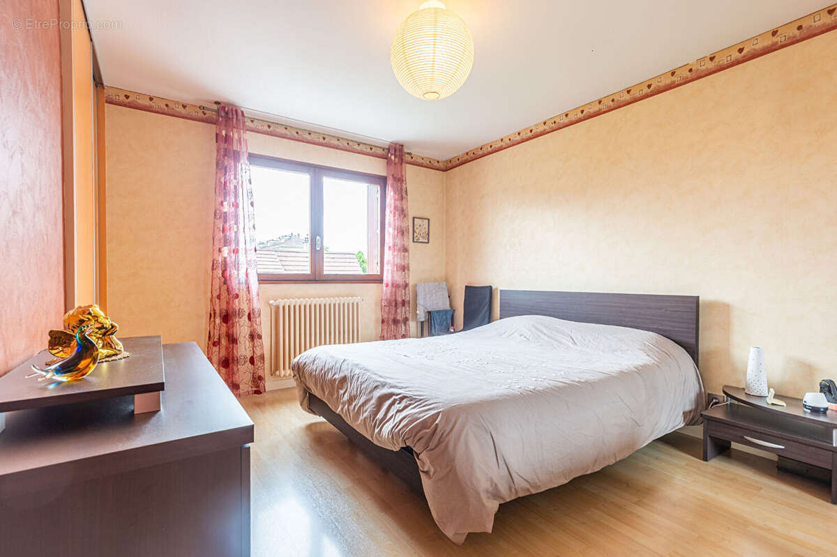 Agence immobiliere laforet - "tournesol" - annecy - appartement t3 traversant de 73.59m² - balcons - cave - garage en option - photo 8