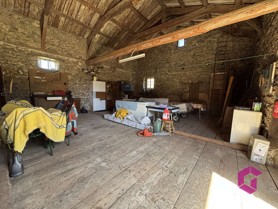 Maison en pierre + grange + écurie + garage sur terrain attenant de 5560 m2 - photo 10