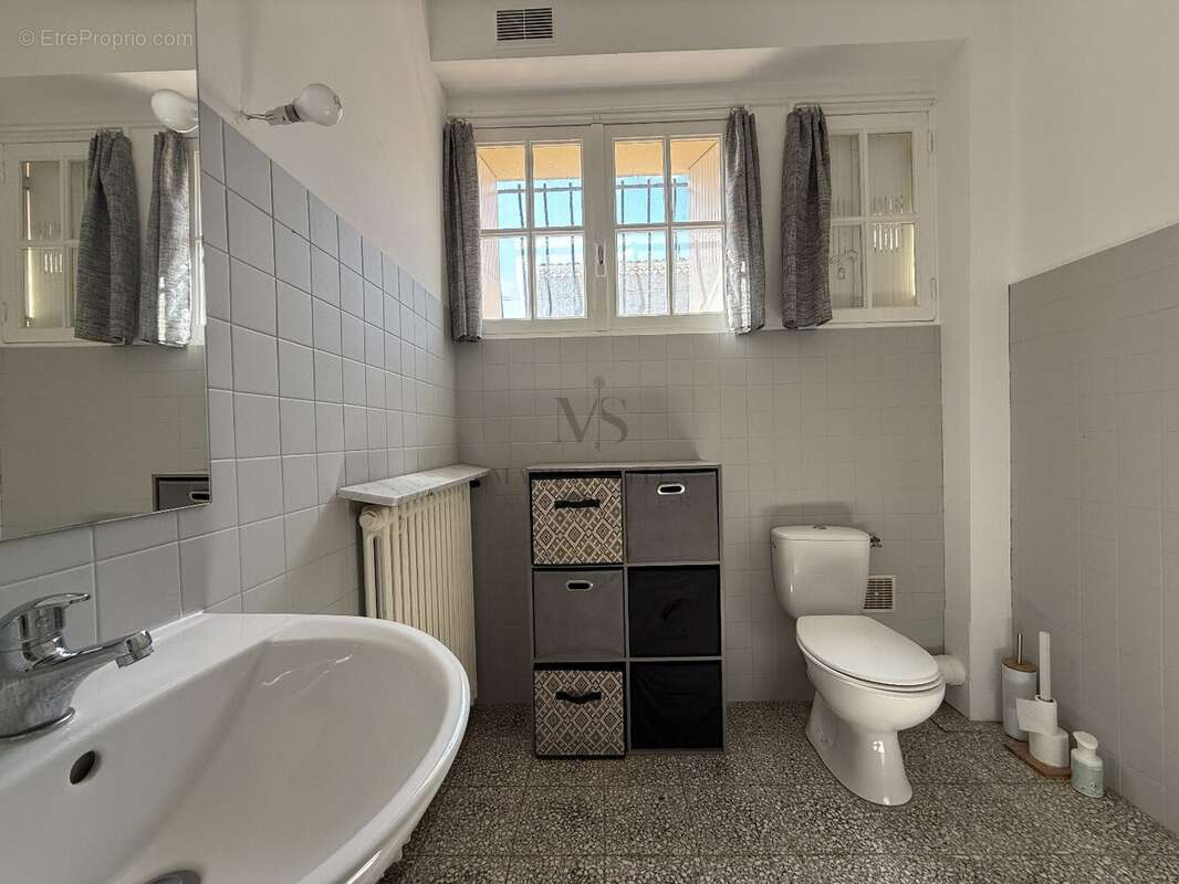 Maison en trois faces sur deux niveaux avec Garage. - photo 9