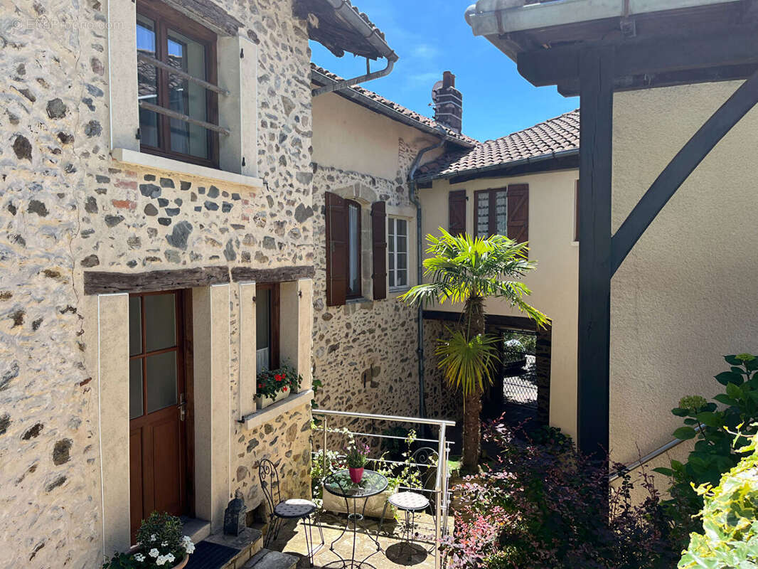 Élégante propriété de caractère avec trois habitations, piscine et cadre privilégié - photo 4