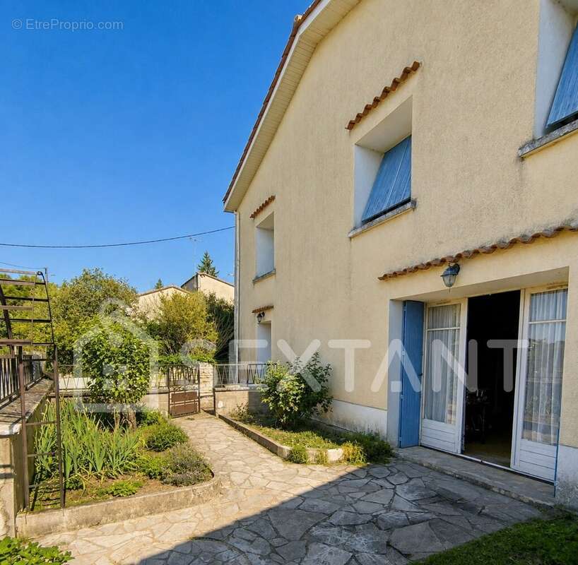 Maison de 120 m²  à rénover  4 chambres  grandes dépendances - photo 9