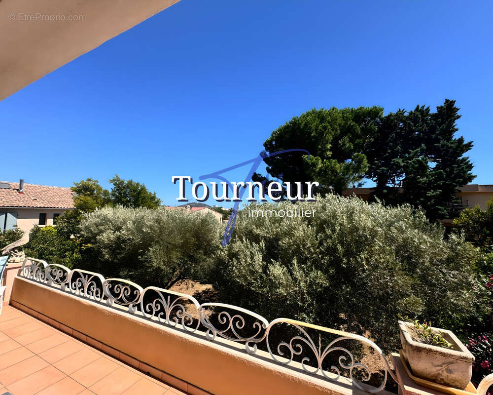Rare sanary hypercentre villa de 151m2 sur 1288m2 de terrain au calme absolu - photo 4