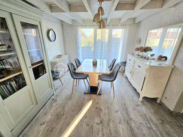 Maison de 120 m2 avec 4 chambres, 2 salles d'eau, une piscine sur un terrain de 828 m2 !!! - photo 11