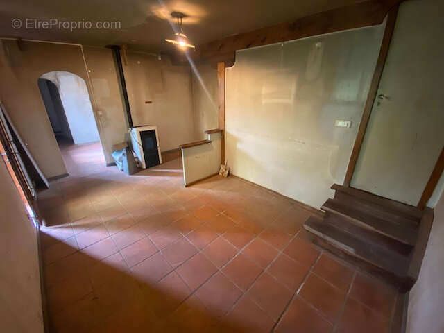 Maison à restaurer avec grange sur terrain de 577 M2 - photo 7