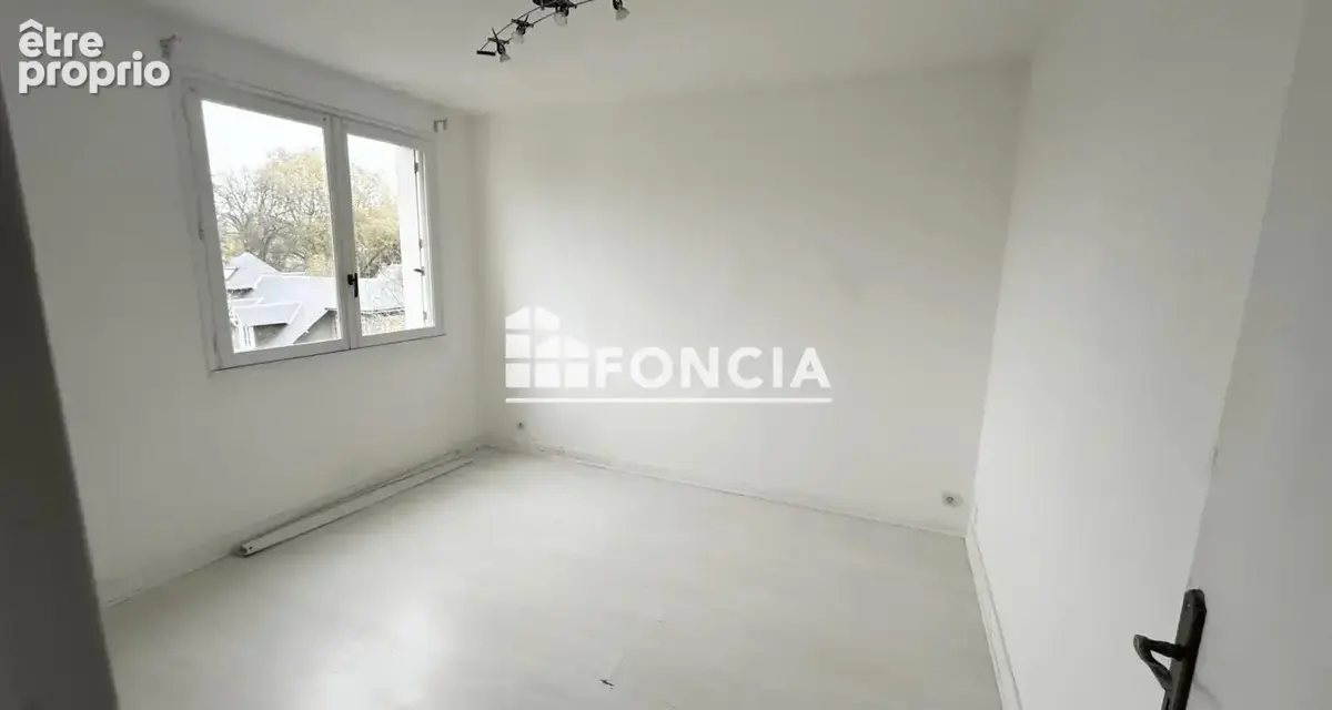 100m² exceptionnel ! hyper centre dreux, a pied de ttes les commodites et gare. t4/5 en bon etat * possible 3 chambres / garage  - photo 5