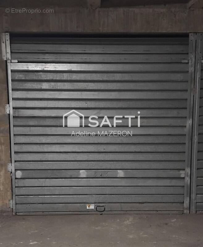 Photo 1 - Parking à HYERES