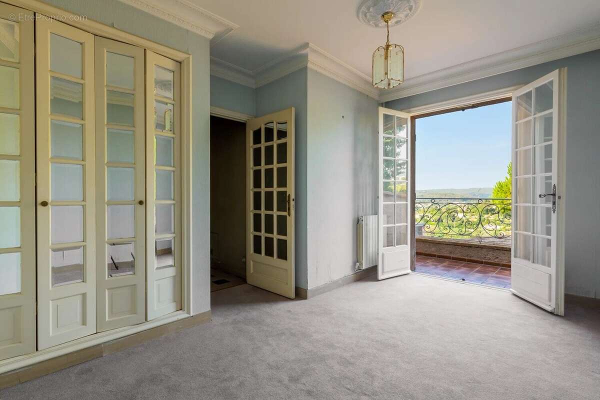 À vendre – Spacieuse villa familiale avec piscine à Saint-Paul de Vence - photo 16