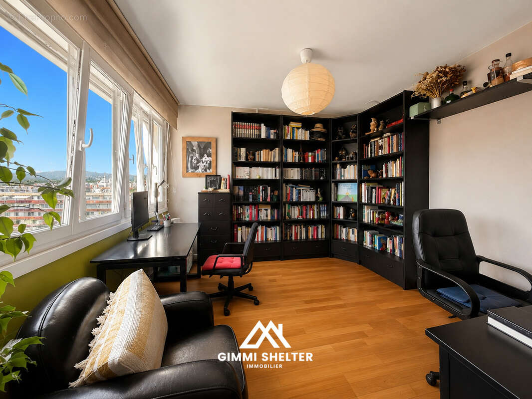 Appartement de 83 m2 vue, balcon, cave et parking, plein centre - photo 6