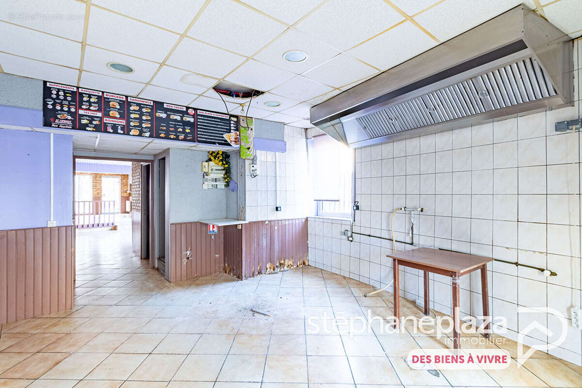 Local commercial 46.5m² + grenier de 35m² au centre de VILLARS-LES-DOMBES - photo 2