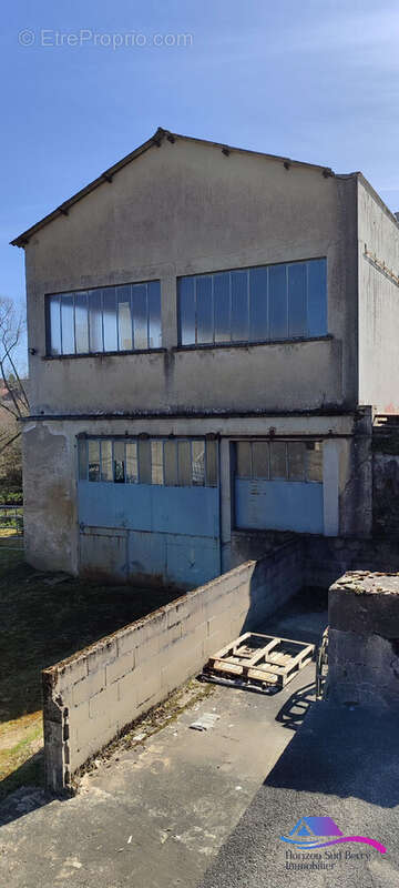 garage vue côté - Maison à PREVERANGES