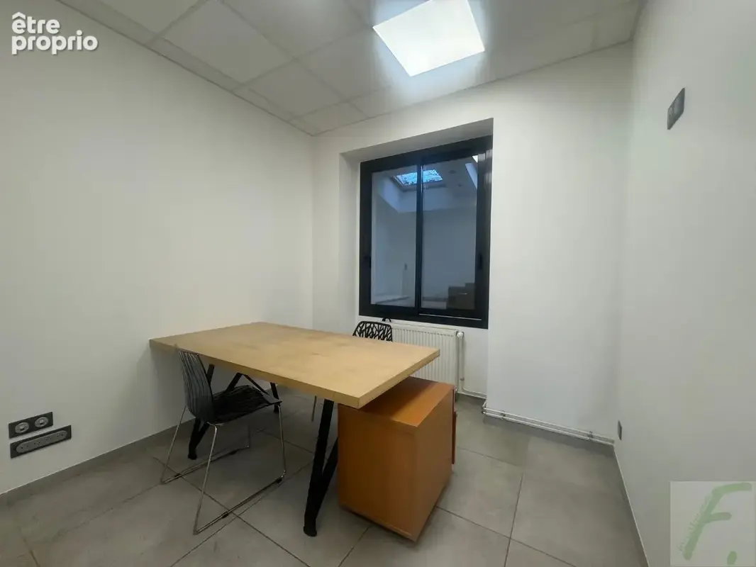 AIX-LES-BAINS CENTRE  Local commercial / professionnel entièrement rénové 71 m² - photo 3