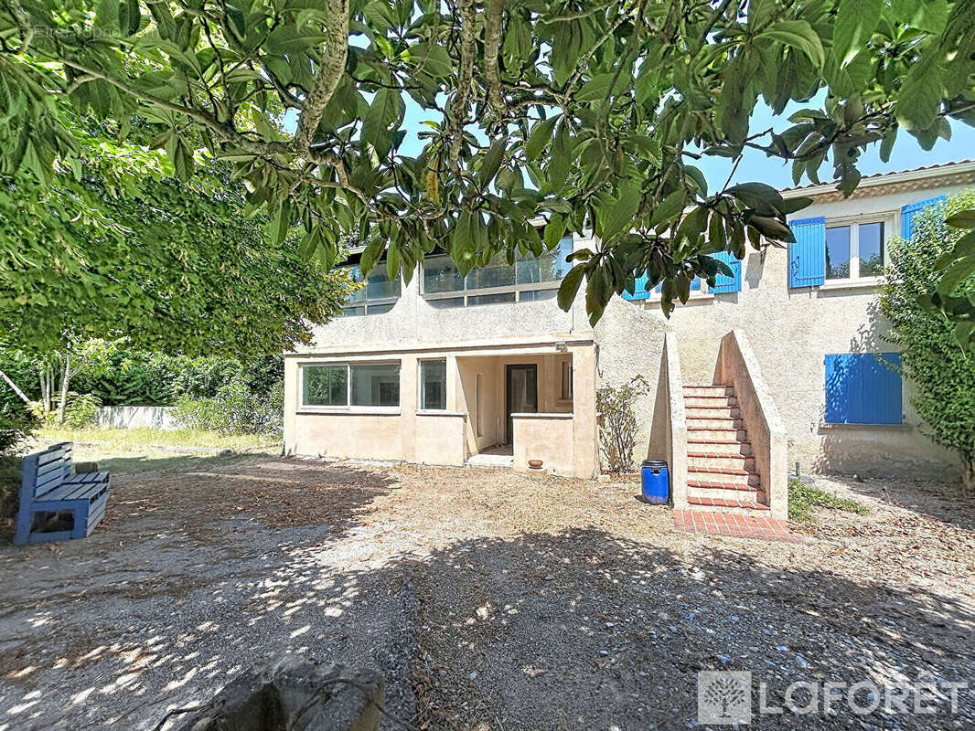 TRAVAILLAN -  Maison 190m², 5 ch, sur jardin 1000m² avec piscine - photo 2
