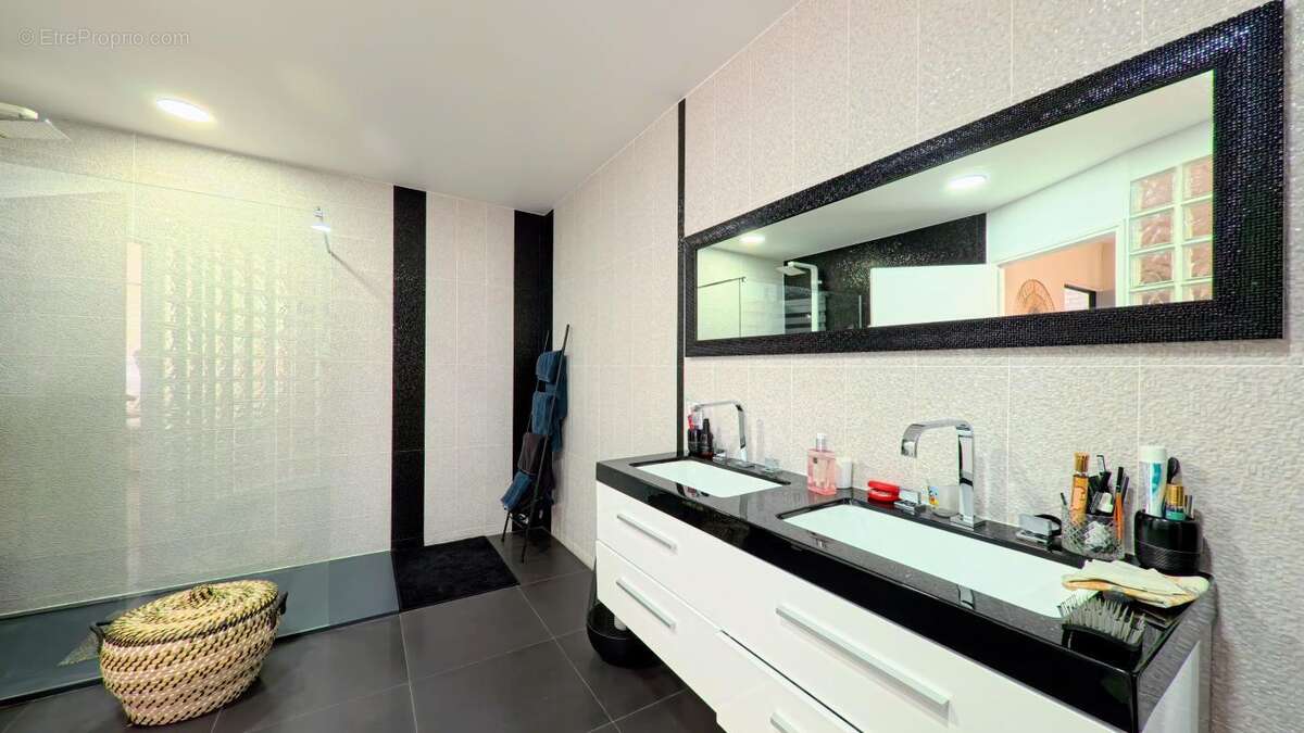 Maison à CHENNEVIERES-SUR-MARNE