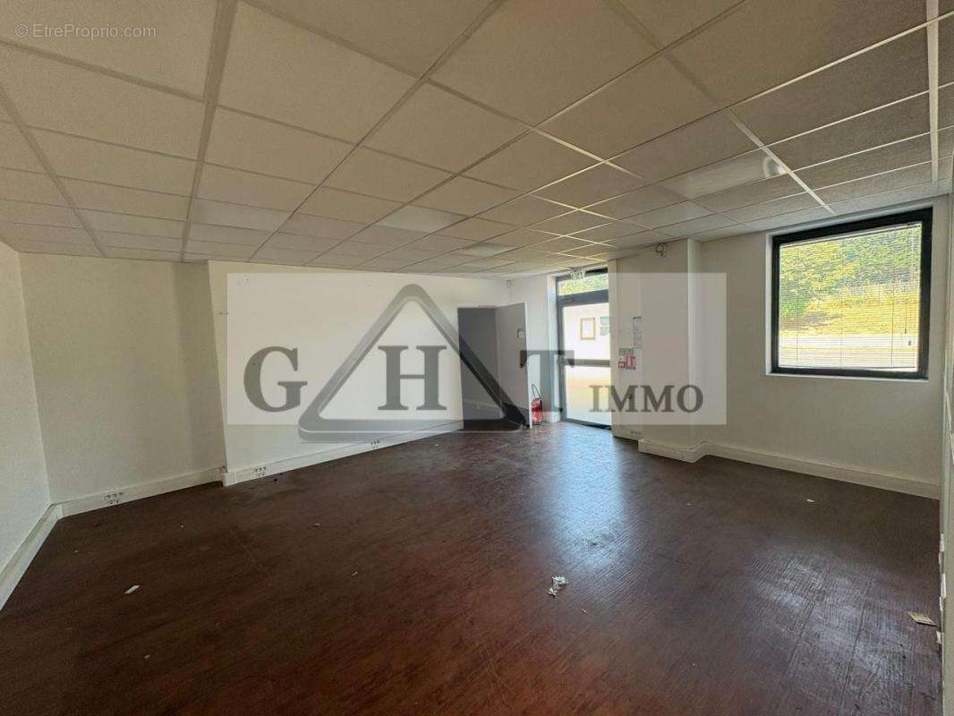 Commerce à VAUX-LE-PENIL