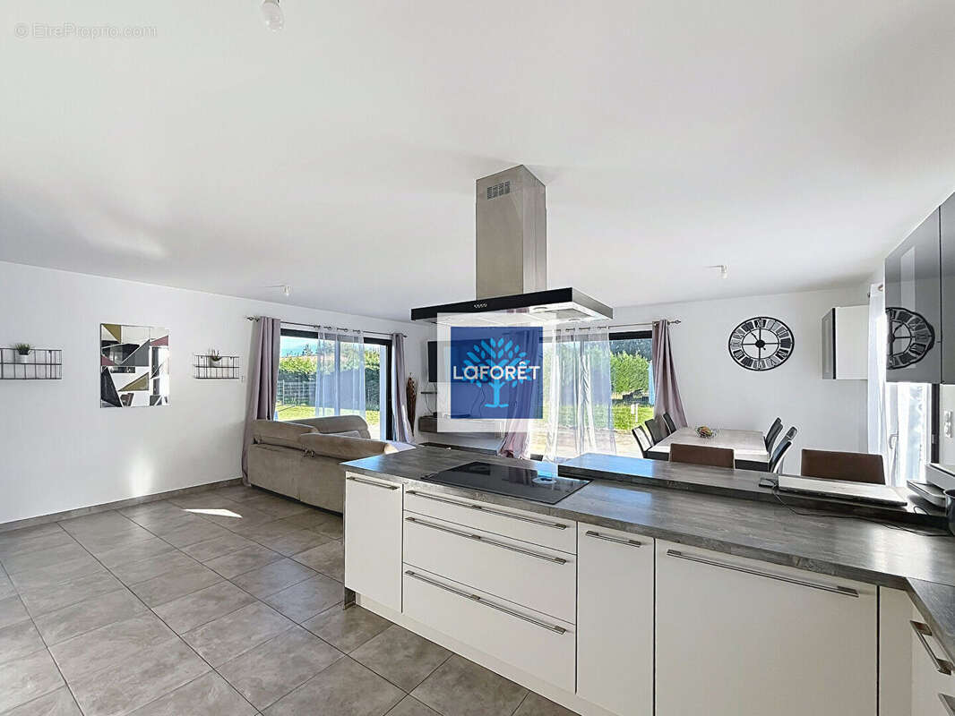 Maison à SAINT-YZAN-DE-SOUDIAC