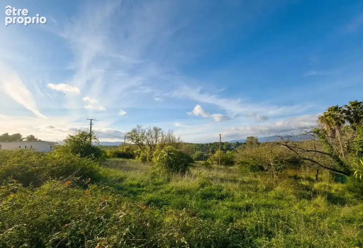 Terrain à MOUGINS