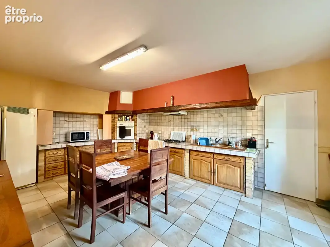 Magnifique maison de 4 chambres avec deux granges et un grand garage - photo 4