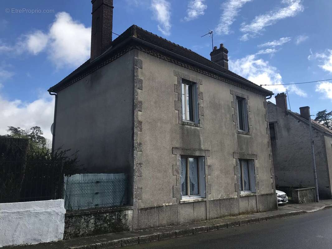 Maison à LUSSAC-LES-EGLISES