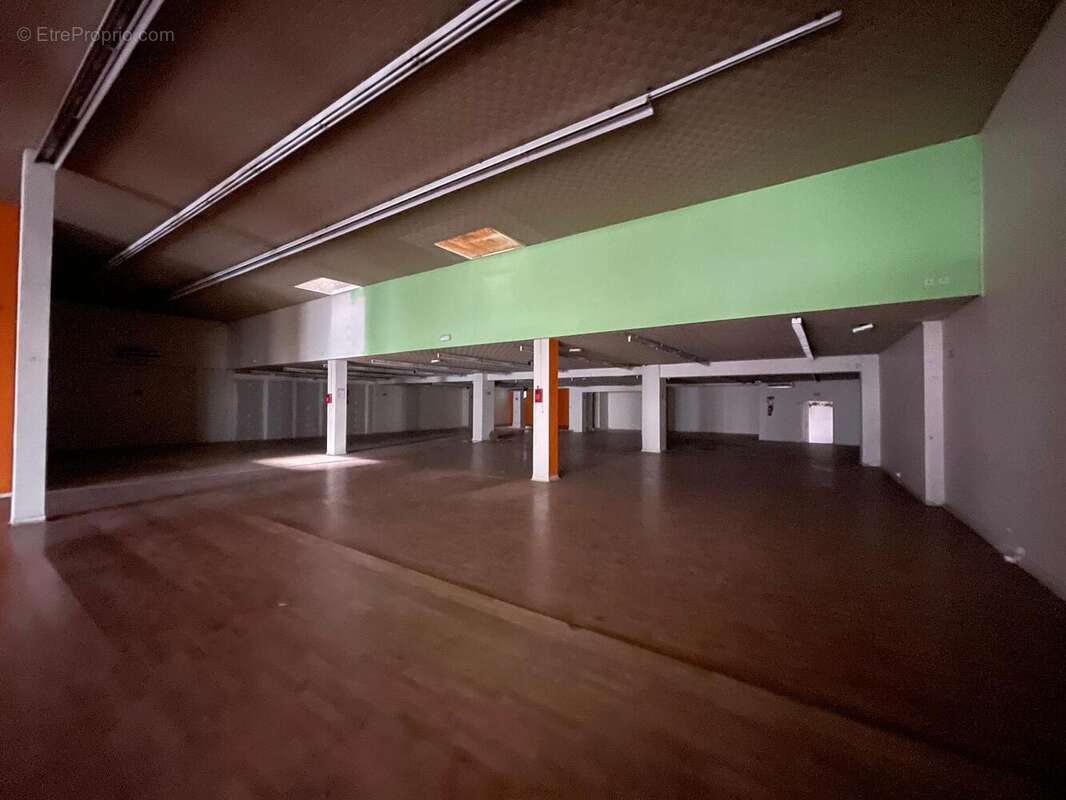 Commerce 700 m² à Aubenas  - photo 4