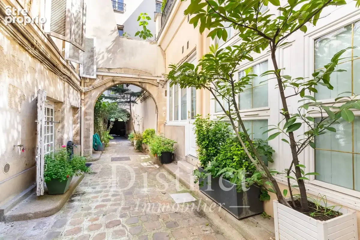 Exclusivité - Ile Saint-Louis. Un appartement de 40m² en excellent état. Plan parfait et 3,80m sous plafond! - photo 9
