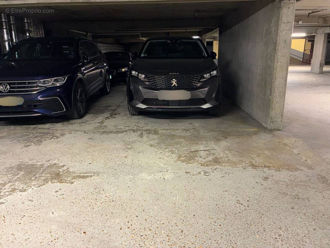Parking à PARIS-16E