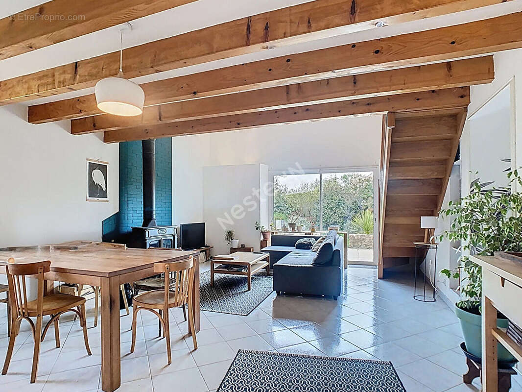 Venez découvrir cette magnifique maison en pierres apparentes, nichée dans un écrin de verdure, à seulement 5 km de l'axe Nantes - photo 6