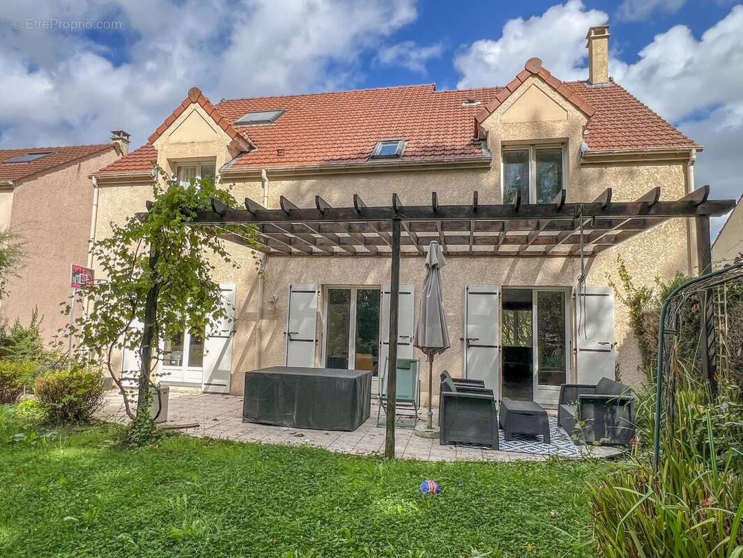 Maison à LE MESNIL-SAINT-DENIS