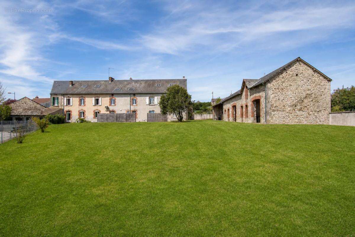 Maison spacieuse de 469 m² à Marsac, 16 pièces - photo 23