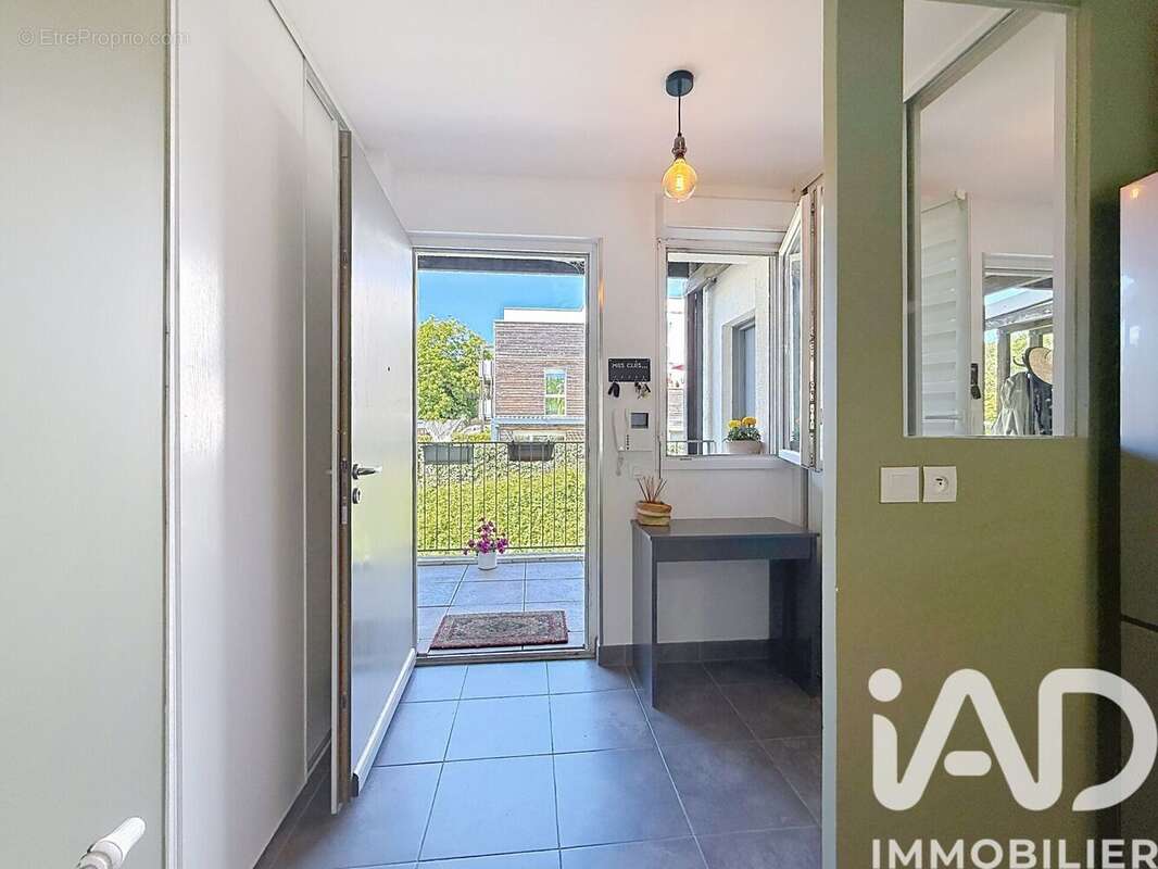 Photo 2 - Appartement à NEUVILLE-SUR-SAONE