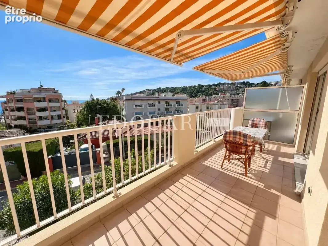 En exclusivité deux pièces en dernier étage avec spacieuse terrasse, cave et parking, à quelques pas des plages - photo 3