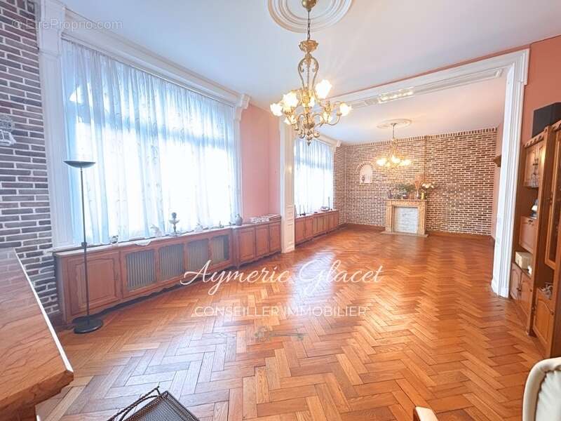  Noyelles-sur-Selle — Grande maison familiale de 234 m², dépendances et cour pavée. Une maison de caractère, désormais à 276 000 - photo 2
