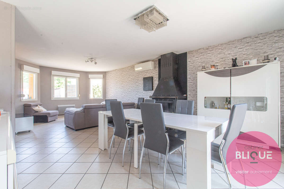 Plain-pied, grand jardin et garages xxl : ici, l'espace a pris ses aises ! - photo 2