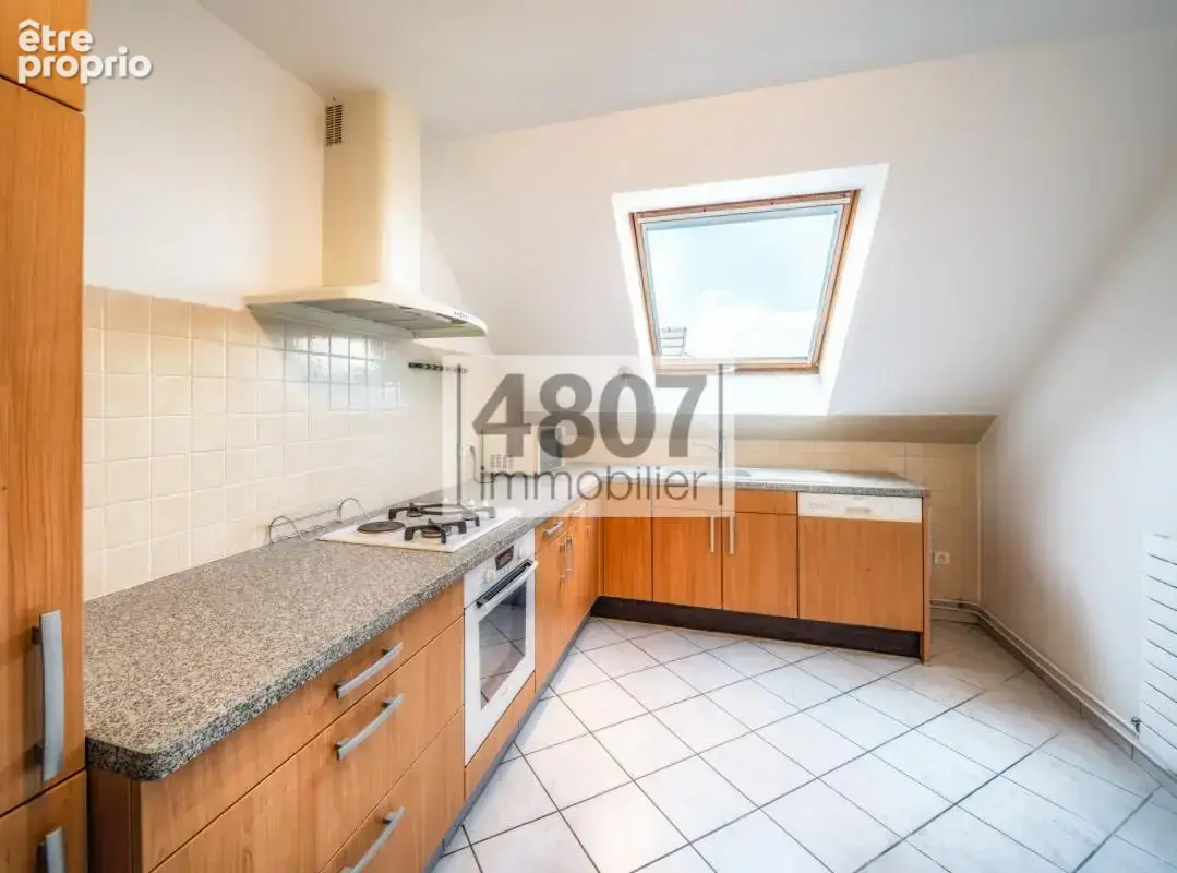 4 pièces - 93m2 habitable- Centre-ville de St Julien - photo 4