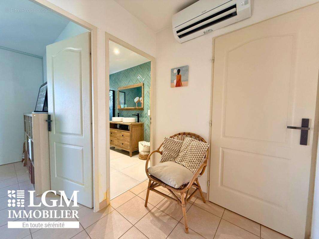 Marignane  Maison 5 pièces sur 185 m2 de parcelle - photo 10