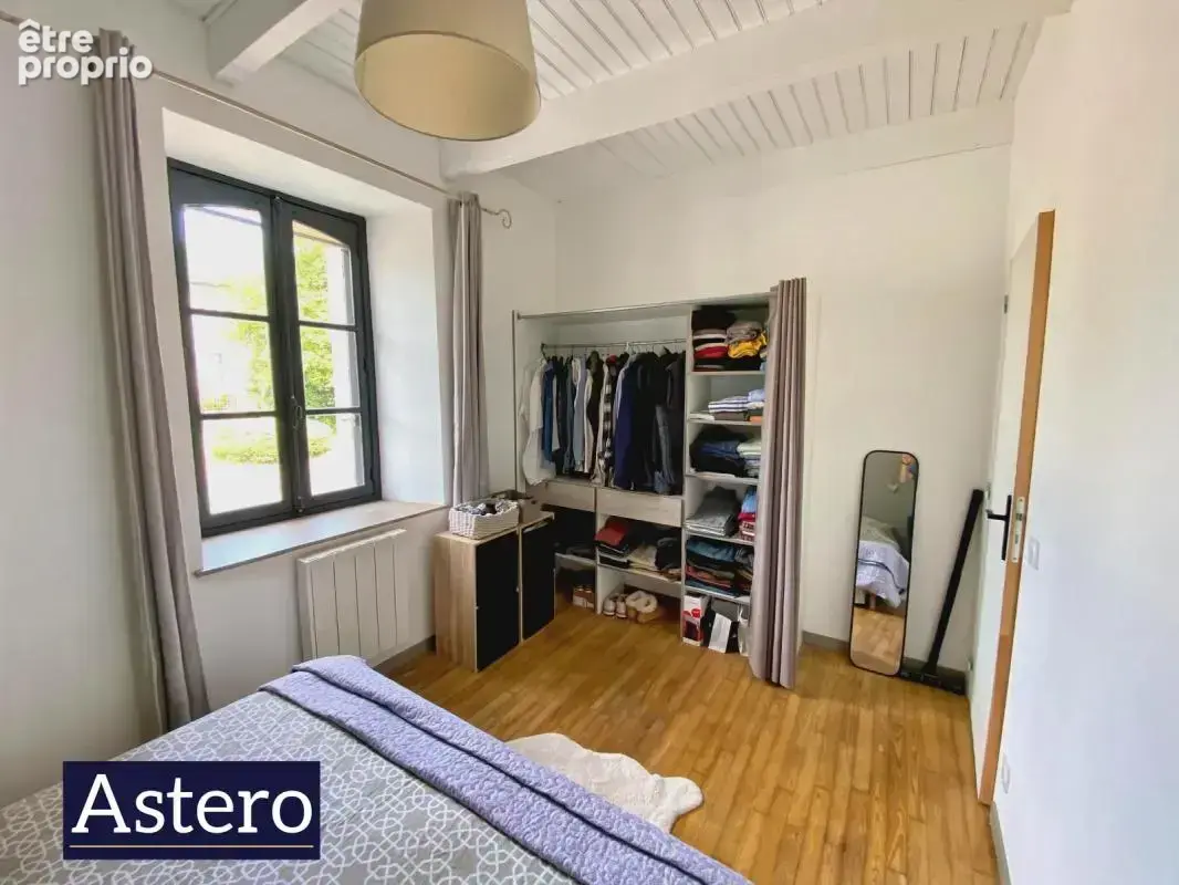 Maison familiale avec chambre au rez-de-chaussée, terrain constructible de 2 240 m² et dépendances - photo 6