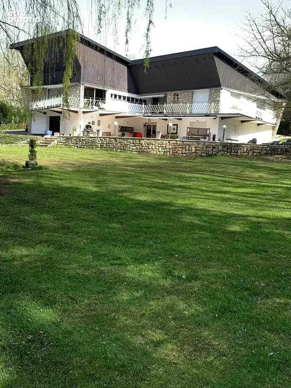 Maison contemporaine avec piscine dans un écrin de verdure - photo 1
