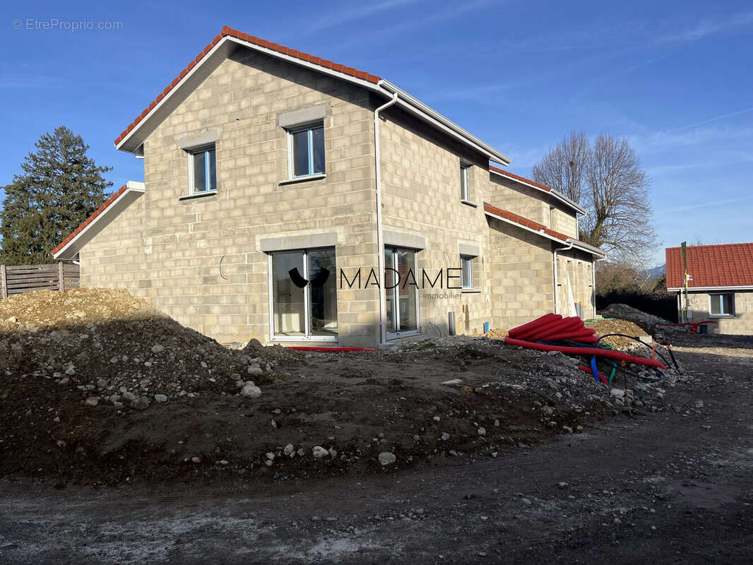 #paysvoironnai #maisonindividuelle #montferrat #isere #neuf #immobilier #jardin - Maison à MONTFERRAT