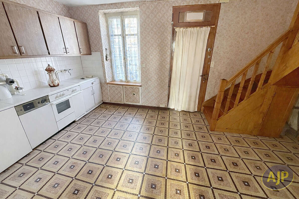 Maison à SAINT-MACAIRE-EN-MAUGES