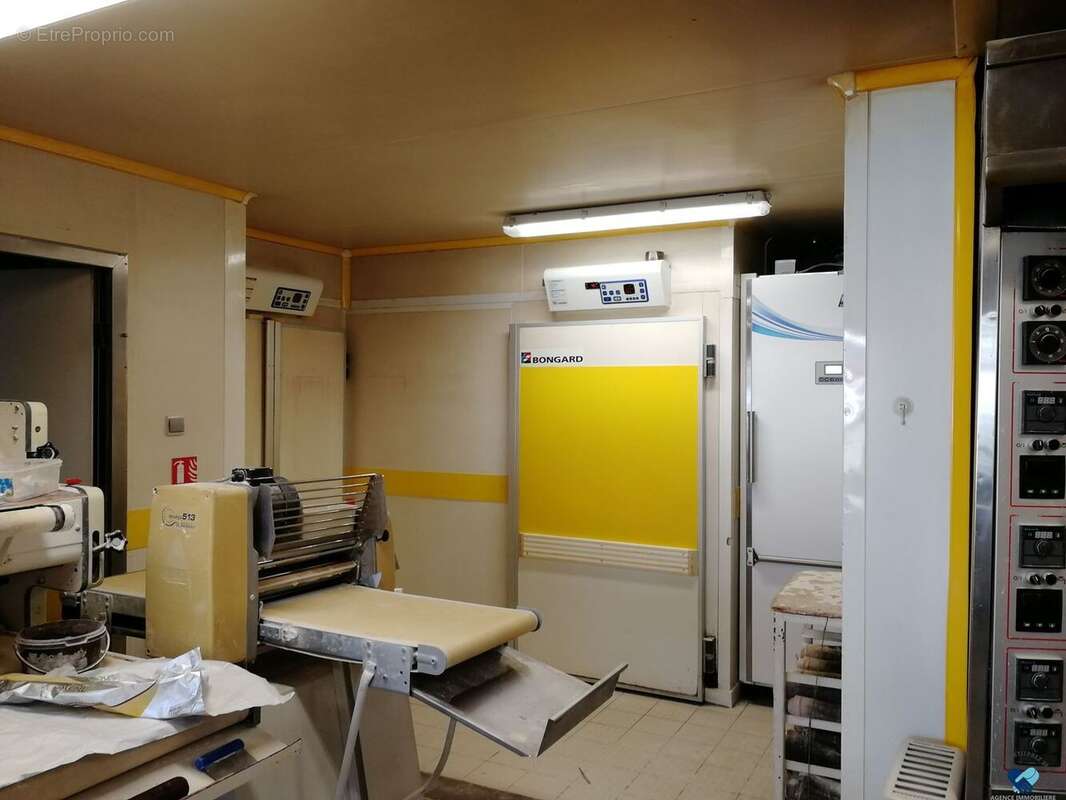 Commerce 120 m² à Montredon-Labessonnie  - photo 2