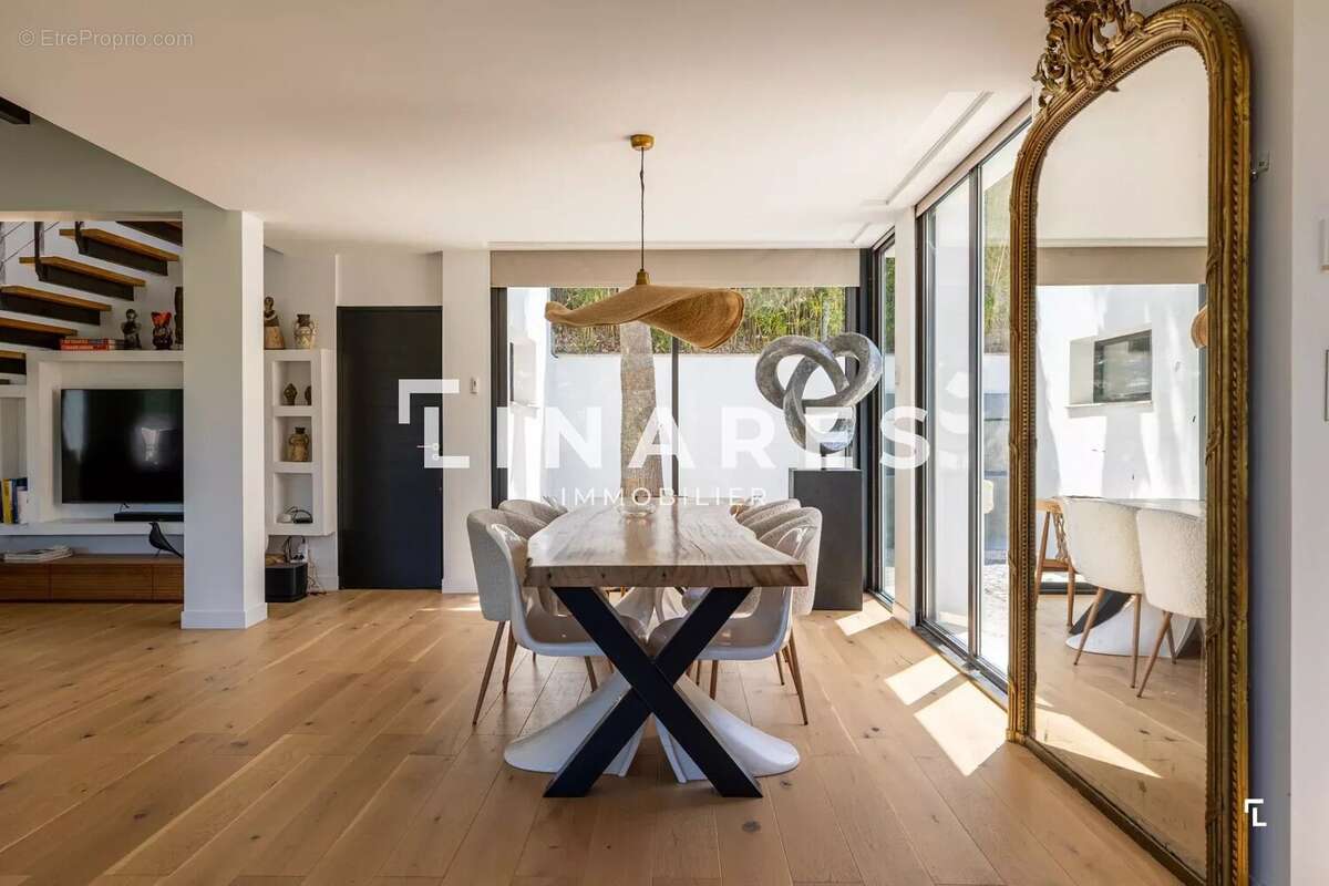 VILLA TOPAZE - Maison T7 de 206 m² - Dépendance - Piscine Terrain 1300m2 - 83240 Cavalaire - photo 8