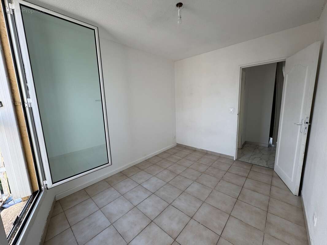 Bel appartement 5 pièces (3 chambres) avec terrasse, aperçu mer, cave et parking privé - photo 15