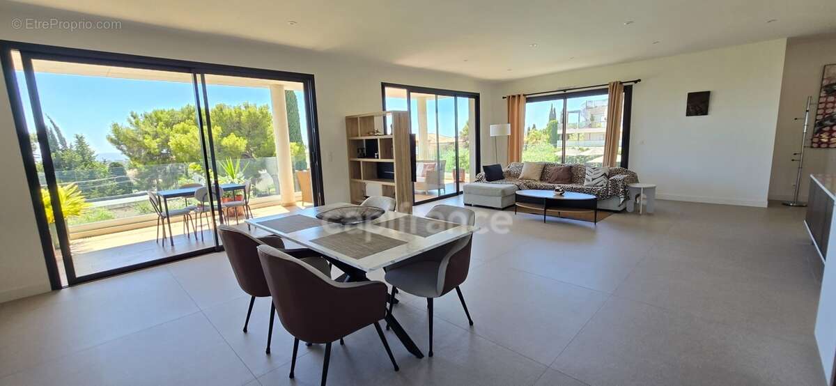 Appartement à vendre 4 pièces BANDOL (83) + 2 parkings + terrasse - photo 2