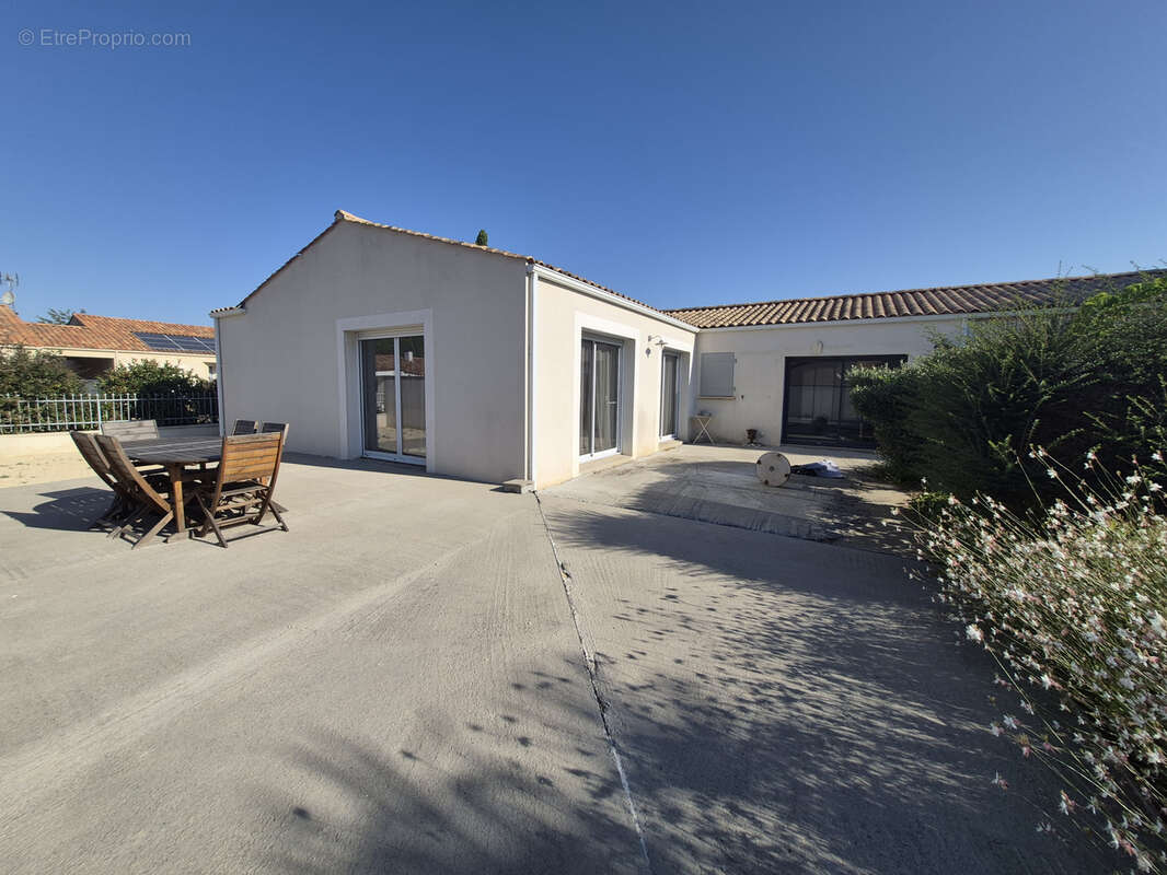 Maison de plain-pied   4 chambres   Sainte-Gemme-la-Plaine (85400) - photo 2