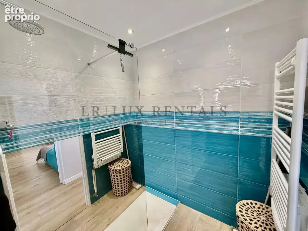 Superbe 2 pièces rénové avec vue mer, piscine, résidence fermée - photo 11