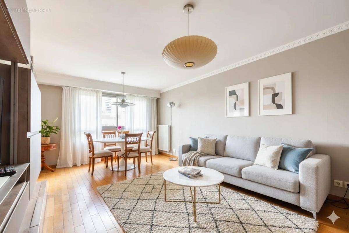 Appartement à COURBEVOIE