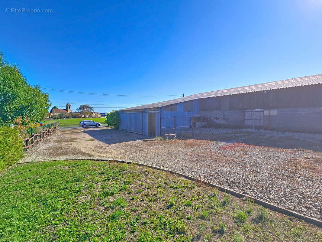 Terrain à NEUILLY-EN-DUN