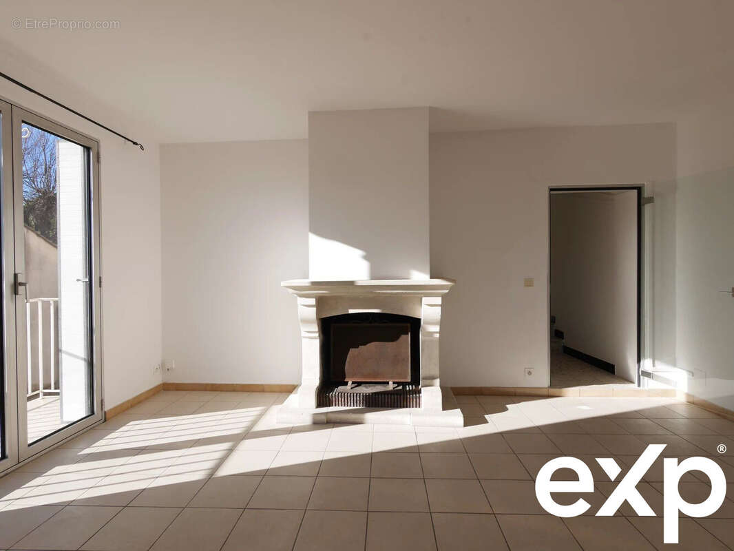 Salon avec cheminée - Appartement à SAINT-CHRISTOL-LES-ALES